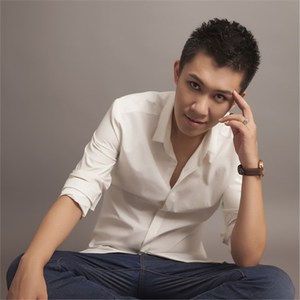 欧美18Vⅰdeos初次摘花
